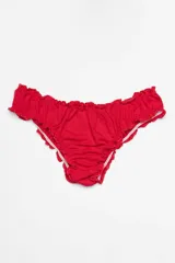 Pantie roja con volados en los bordes.