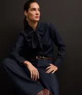 Pantalón de jean de tiro alto, corte recto y color azul oscuro.