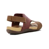 Sandalia casual de mujer con dos tiras y pulsera al tobillo con cierre ajustable. Presenta capellada de cuero negro, plantilla acolchada y suela tipo corcho con base marrón antideslizante.