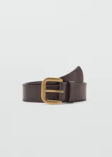Cinturón de poliuretano color marrón con hebilla rectangular metálica de acabado dorado envejecido.