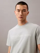 Remera celeste de corte clásico, cuello redondo y manga corta. Presenta el logo de Calvin Klein Jeans estampado en el pecho.