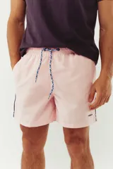 Short de baño azul con cintura elástica y cordón ajustable. Tiene dos bolsillos laterales y un bolsillo trasero.