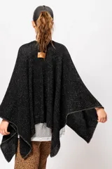 Ruana negra con lurex dorado, de corte cuadrado y mangas 3/4.