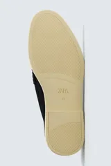 Mocasín casual de hombre, color negro, fabricado en piel con acabado serraje, corte liso con detalle de bordón, horma redonda y suela a contraste color crema.