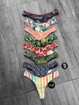 Bombacha de bikini colaless con cintura baja y estampado multicolor.