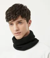 Accesorio versátil 2 en 1 que puede utilizarse como gorro o cuello, confeccionado en tejido de punto de lana acrílica color negro con forro de poliéster. Presenta un diseño con borde acanalado y un cordón de ajuste azul con tanca plástica para regular su apertura.