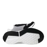 Championes urbanos Umbro modelo Volcan II, con diseño en combinación de colores gris y negro. Presentan paneles de malla y refuerzos de gamuza sintética, con el logo de la marca aplicado en el lateral y suela de goma blanca con base negra.