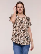 Blusa de silueta holgada y recta, confeccionada en crepe de poliéster con estampado animal print. Presenta escote redondo clásico, mangas cortas de hombro caído con puño doblado y ruedo ligeramente curvo.