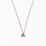 Collar plateado con cadena fina y dije de triángulo con incrustaciones de strass.