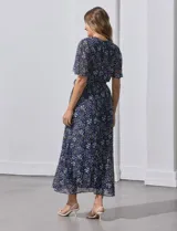 Vestido largo con estampado floral multicolor, escote en V cruzado, cintura elastizada con lazo de ajuste y forro interno. Marca Sandra Darren.