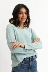 Remera celeste de plush con cuello en V y mangas largas.