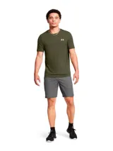 Short deportivo Under Armour Vanish Wvn color gris, de corte recto, con bolsillos laterales y aberturas en el bajo.