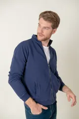 Campera de algodón con cuello alto y cierre frontal, de diseño liso y corte clásico.