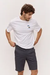 Bermuda chino de corte cómodo y recto, ideal para el día a día, con bolsillos laterales y traseros.