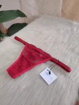 Tanga de encaje color rojo, con diseño regulable y elástico ancho en la cintura. Cuenta con entrepierna de algodón.