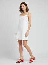 Sandalias rojas de taco medio, con punta cuadrada y dos tiras en el empeine, una fina y otra más ancha con textura.