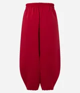 Pantalón de sastrería color rojo, modelo aladín con cintura alta, pinzas frontales y bajo ajustado. Confeccionado en tejido de viscosa con elastano.