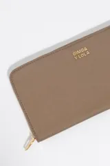Billetera grande Bimba y Lola de estructura blanda, con cierre de cremallera perimetral y logo metálico dorado aplicado en el frente.