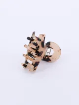 Pinza para el pelo color blanco traslúcido con diseño de flores.