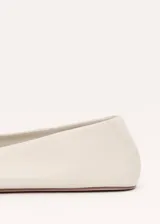 Zapato chatita de cuero ovino color beige, de diseño minimalista con punta redonda y suela de cuero.
