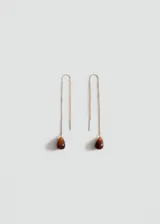 Pendientes colgantes tipo pasador con cadena fina dorada y dije colgante en forma de lágrima de resina marrón.
