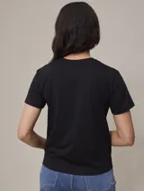 Remera blanca de algodón con cuello redondo y logo pequeño bordado en el pecho.