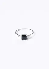 Anillo de plata 925 con zirconia negra cuadrada central y dos zirconias triangulares a los lados.