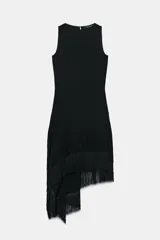 Vestido midi de Zara Woman Collection color negro, sin mangas, con cuello redondo y espalda abierta. Presenta un diseño asimétrico en el bajo adornado con flecos a tono, y cierre trasero con cremallera y botón.