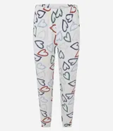 Conjunto de pijama compuesto por una blusa de manga larga en tejido fleece color gris con bordado de corazón en el pecho y un pantalón largo de color blanco con estampado de corazones de colores y cintura elástica.