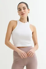 Musculosa negra corta, con cuello alto y corte ajustado.