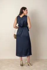 Vestido midi negro de satén, corte recto, sin mangas, con lazo lateral y cuello redondo.