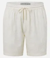 Bermuda masculina color crudo, confeccionada en tejido texturizado de algodón y viscosa con patrón vertical.