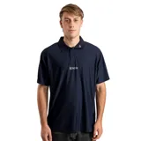 Chomba azul marino de corte clásico con logo de la marca bordado en blanco en el pecho y en el cuello.