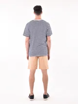 Remera de corte regular con diseño de rayas horizontales en azul marino y blanco, cuello redondo y pequeño detalle de texto bordado en el pecho.