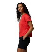 Remera técnica deportiva Columbia de color rojo, con mangas cortas, cuello redondo y tecnología de protección solar y secado rápido.