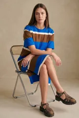 Vestido midi de tejido de punto con diseño de rayas horizontales en azul, marrón y blanco. Presenta cuello redondo, mangas cortas y un corte recto y holgado.