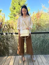 Botas cortas de cuero con efecto desgastado en color chocolate, con taco cuadrado y plataforma. Presentan cierre lateral y punta redondeada.