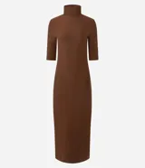 Vestido midi de color marrón, confeccionado en tejido de poliéster con elastano. Presenta un diseño ajustado al cuerpo, cuello alto, mangas 3/4 y una abertura trasera en el bajo para mayor movilidad. Incluye un cinturón fino del mismo tono.