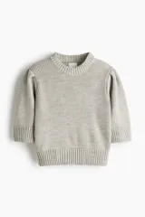 Top de punto acanalado gris, con cuello redondo y mangas cortas abullonadas. Presenta detalles de rib en cuello, puños y dobladillo.