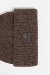 Gorro tipo beanie de punto acanalado en color negro, con vuelta y parche frontal con el logo de la marca Bimba y Lola.