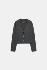 Chaqueta de punto gris oscuro con escote en pico, manga larga y cierre frontal con tres botones.