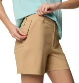 Short de tiro medio color beige, confeccionado con tecnología repelente al agua y manchas. Cuenta con trabillas para cinturón, bolsillos laterales, bolsillo de seguridad con cremallera, bolsillo posterior con velcro y trabilla multiusos.