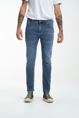 Jean de calce ajustado color azul medio.