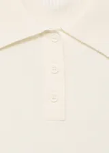 Jersey de punto fino color blanco crudo, con cuello polo, manga corta y diseño entallado con canalé.