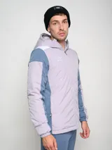 Campera deportiva Umbro con capucha, cierre frontal y bloques de color. El cuerpo principal es azul marino, los hombros son blancos y las mangas tienen paneles laterales en gris claro.