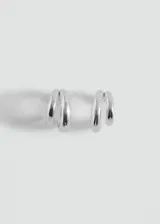 Aros de metal plateado con diseño tubular doble, estilo argolla con cierre a presión.