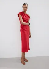 Vestido midi rojo de lino y lyocell, con diseño asimétrico de un hombro, manga corta y fruncidos laterales.