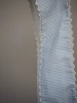 Pañuelo blanco de broderie con detalles bordados calados y bordes festoneados.