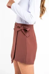 Short pollera marrón con lazo en la cintura, de corte mini y tiro alto.