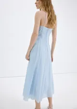 Vestido midi celeste de tirantes finos, con escote cuadrado y costuras verticales decorativas. Confeccionado en mezcla de lyocell y poliamida, con forro interior de algodón.